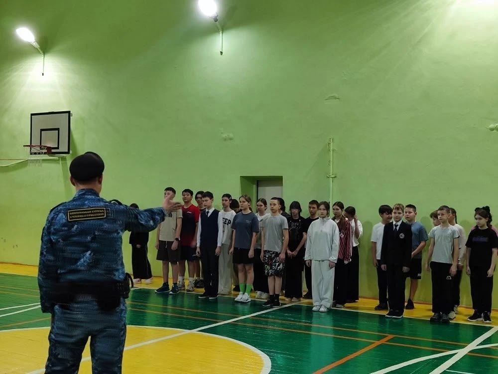 Урок мужества и строевой подготовки провели для менделеевских школьников
