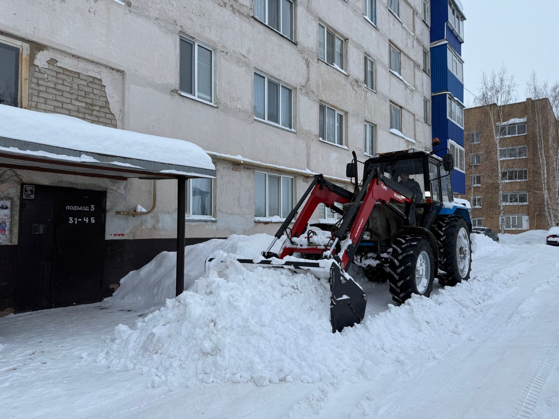 На улицы города вышла снегоуборочная техника для борьбы со снегом