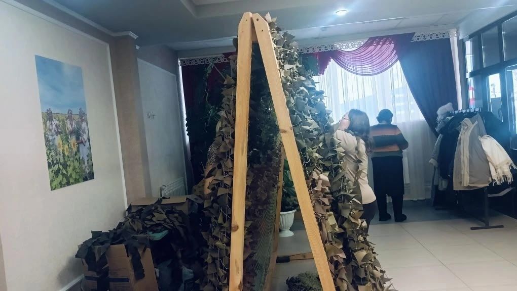 Маскировочные сети и окопные свечи: жители Татчелнов продолжают поддерживать участников СВО