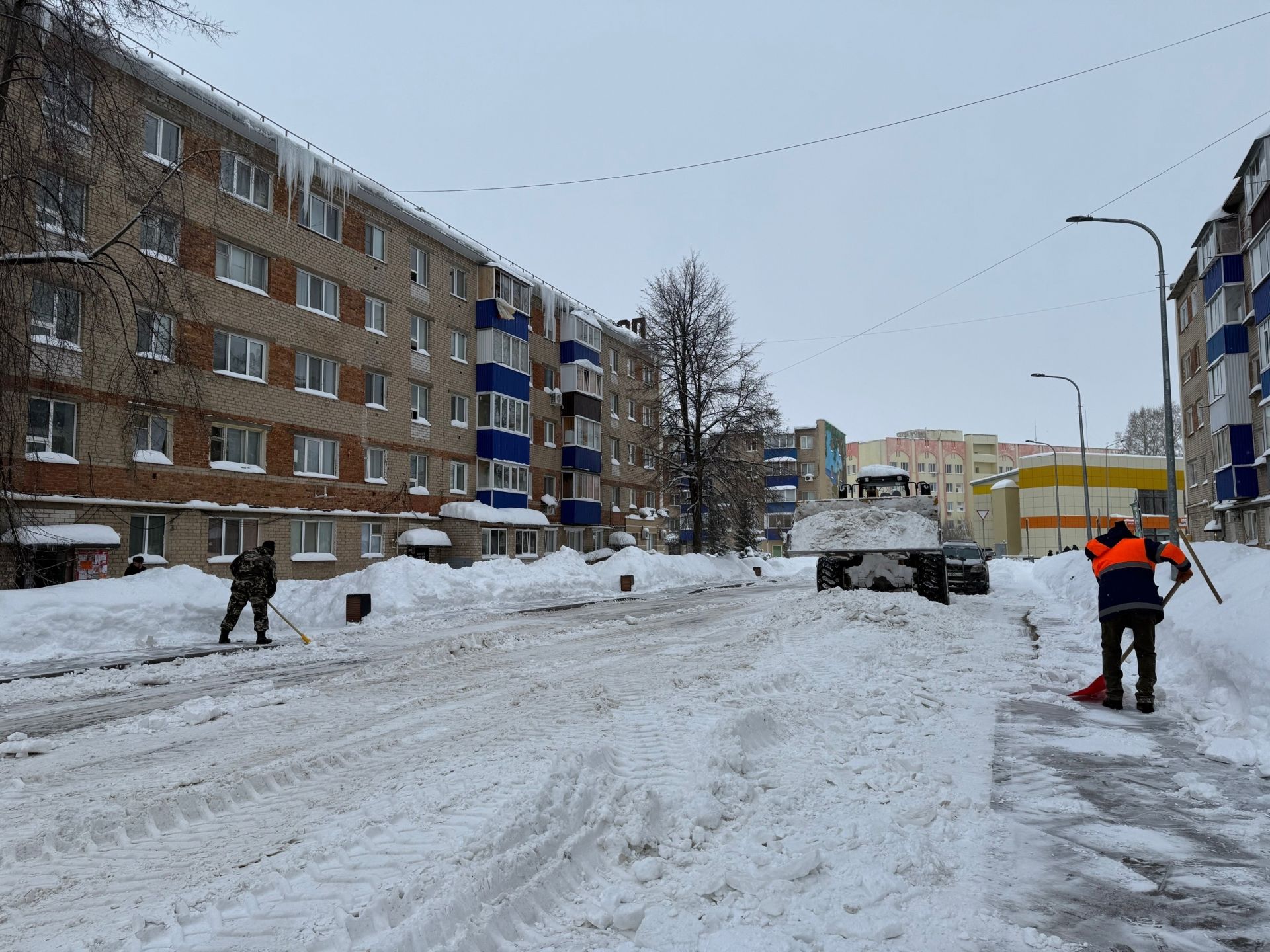 На улицы города вышла снегоуборочная техника для борьбы со снегом