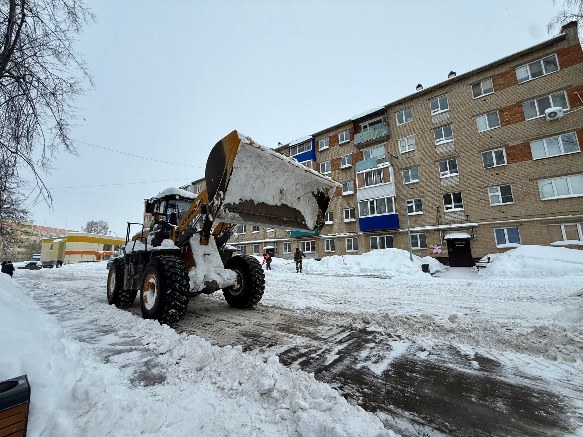 На улицы города вышла снегоуборочная техника для борьбы со снегом