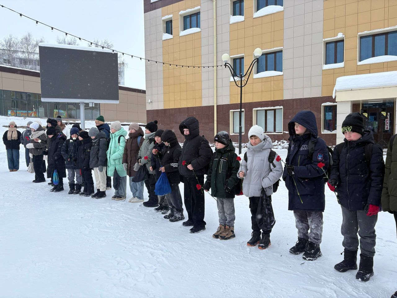 «Менделеевск помнит своего гения!» — горожане отметили день рождения Д. И. Менделеева