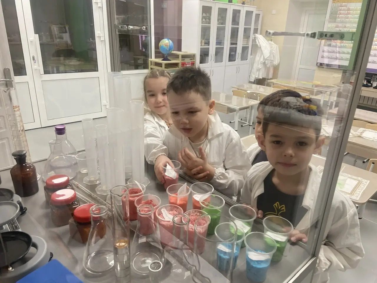 От таблицы Менделеева до химических опытов: чем занимаются юные ученые в Маленьком гении»
