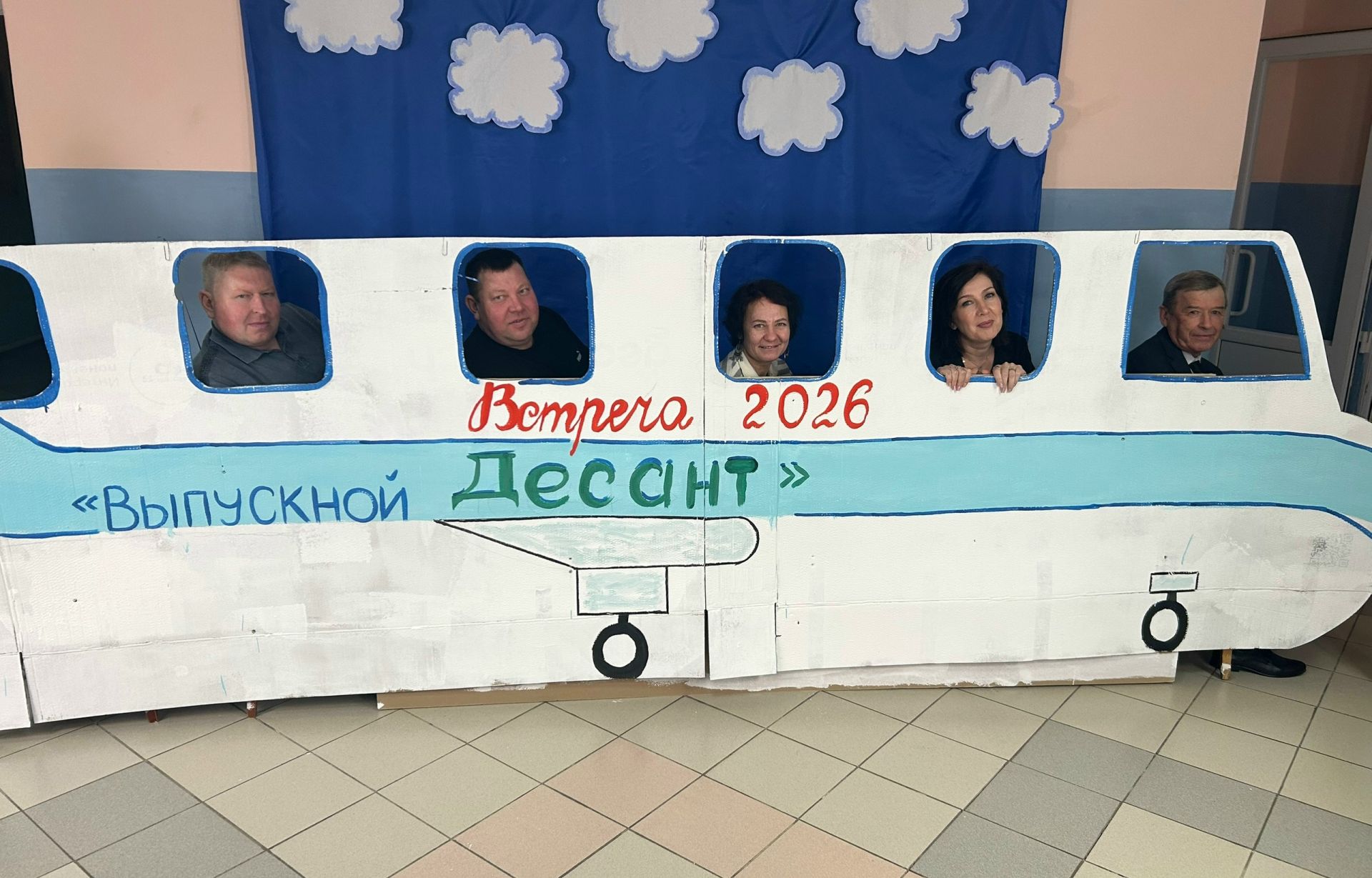 В школе №2 Менделеевска выпускники отправились в «Авиаполёт в детство»