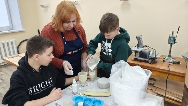 Воспитанники социального приюта «Камские зори» в Менделеевске освоили искусство гипсовой отливки