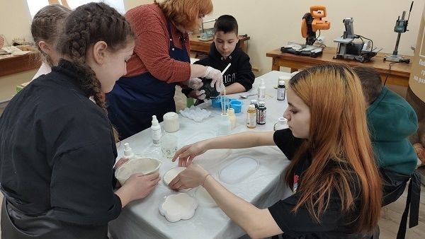 Воспитанники социального приюта «Камские зори» в Менделеевске освоили искусство гипсовой отливки