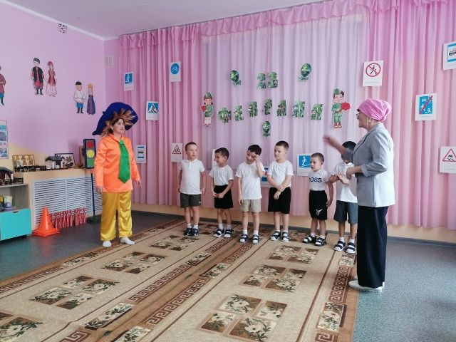 Юл билгеләре илендә: Песәй мәктәбендә ЮХИДИне әтиләр һәм кунаклар белән бергә өйрәнделәр