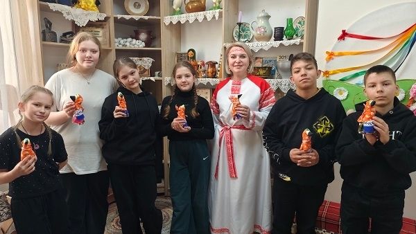 В социальном приюте Менделеевска прошёл мастер-класс по изготовлению куклы-оберега «Сорока»