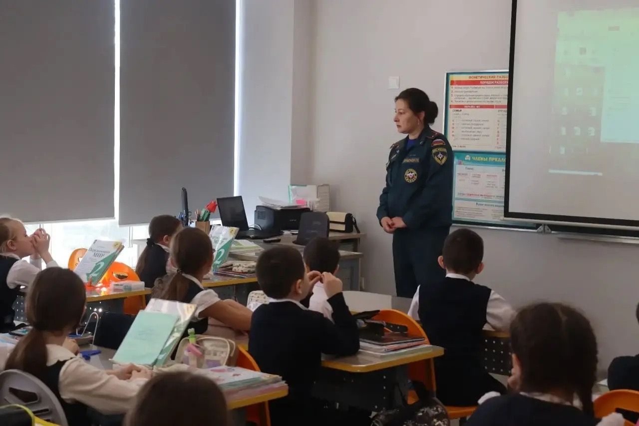 Сотрудники МЧС провели урок безопасности для учеников химико-технологического лицея Менделеевска