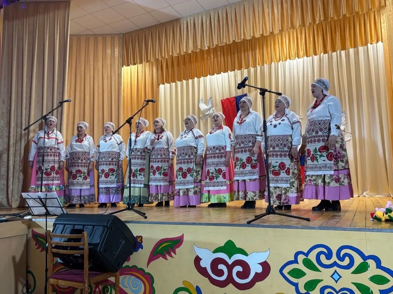 Советский базар, кряшенские танцы и конь на сцене: чем удивил фестиваль народного творчества в Бизяках