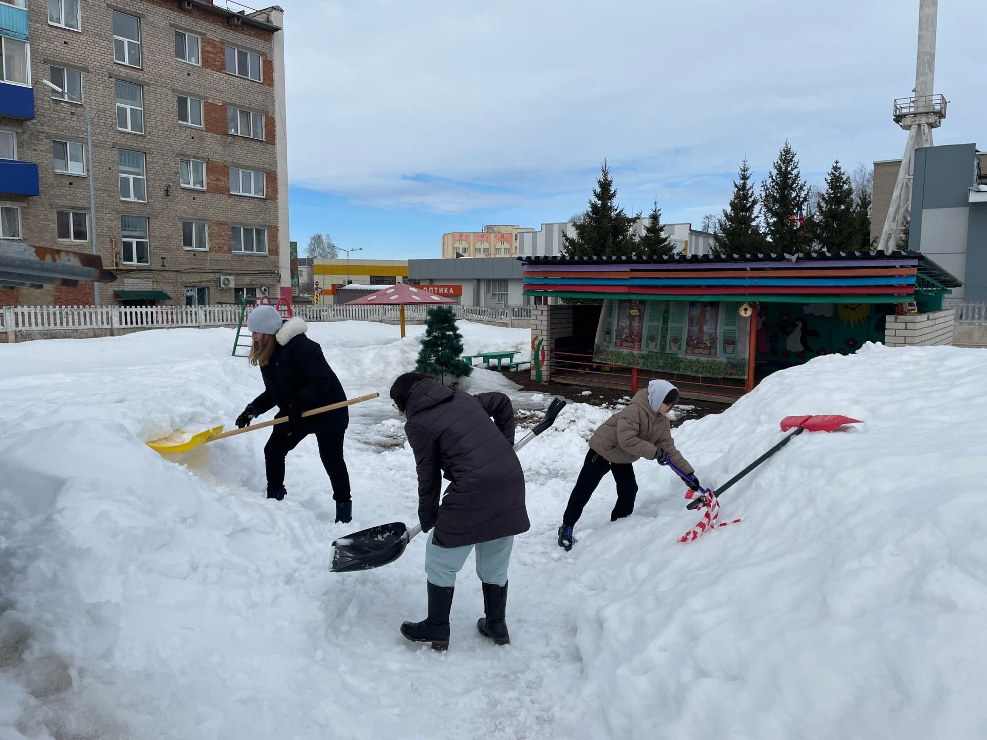 В Менделеевске в детском саду №6 «Алёнушка» прошёл первый весенний субботник