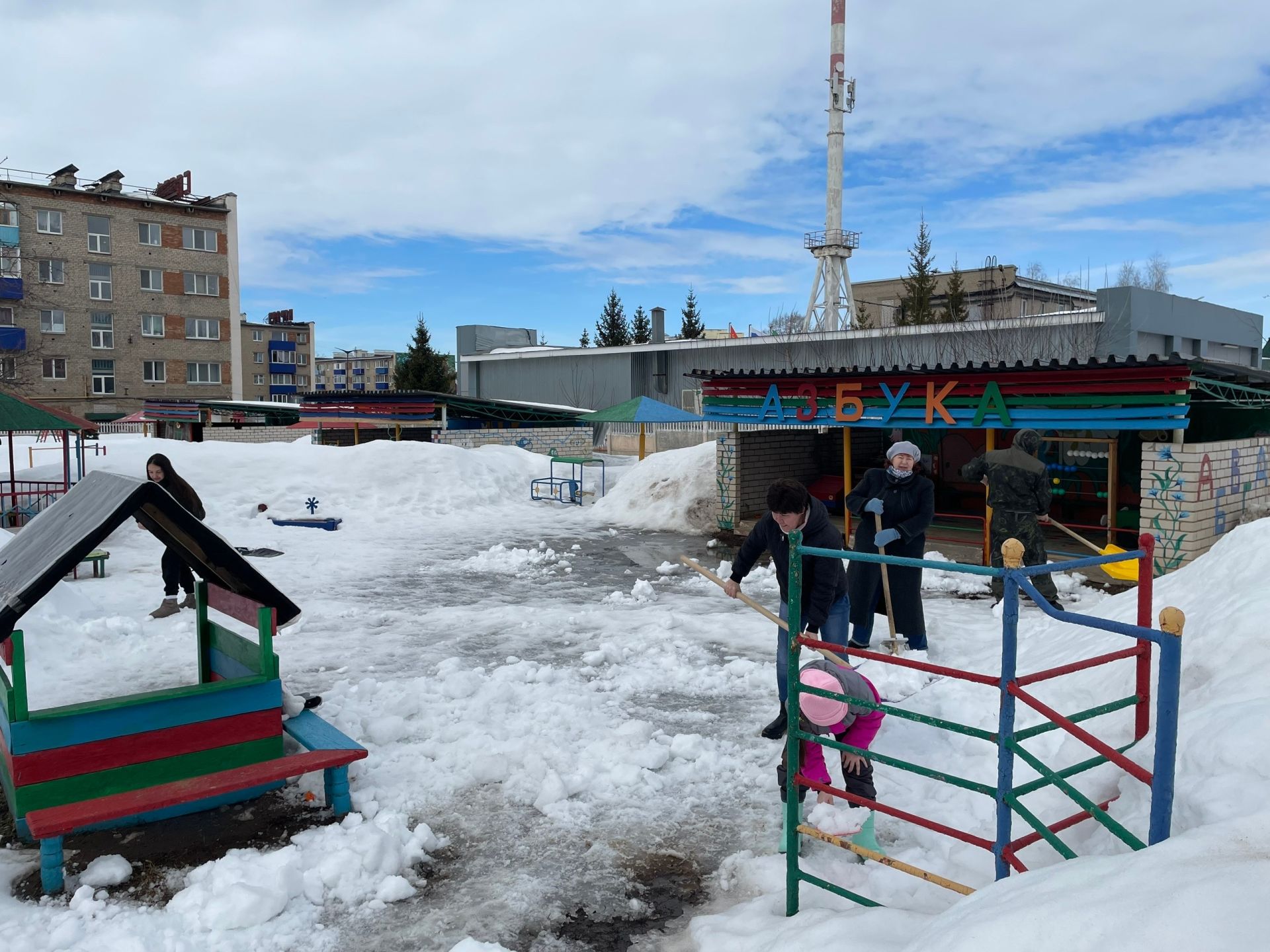 В Менделеевске в детском саду №6 «Алёнушка» прошёл первый весенний субботник