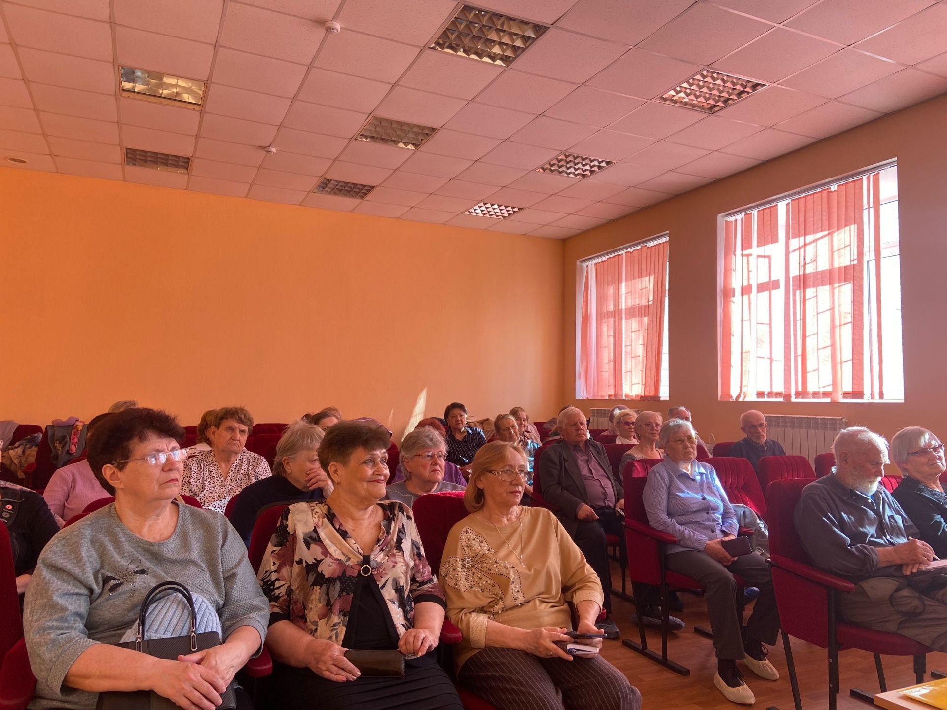 В Университете третьего возраста вспомнили 90-летнюю историю «Менделеевских новостей»