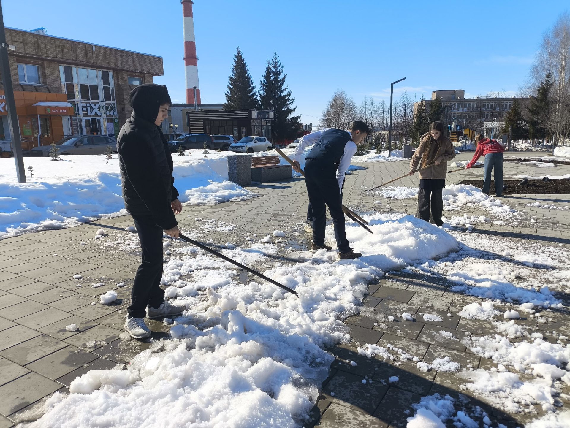 Активисты Движения Первых привели в порядок Аллею Славы в Менделеевске