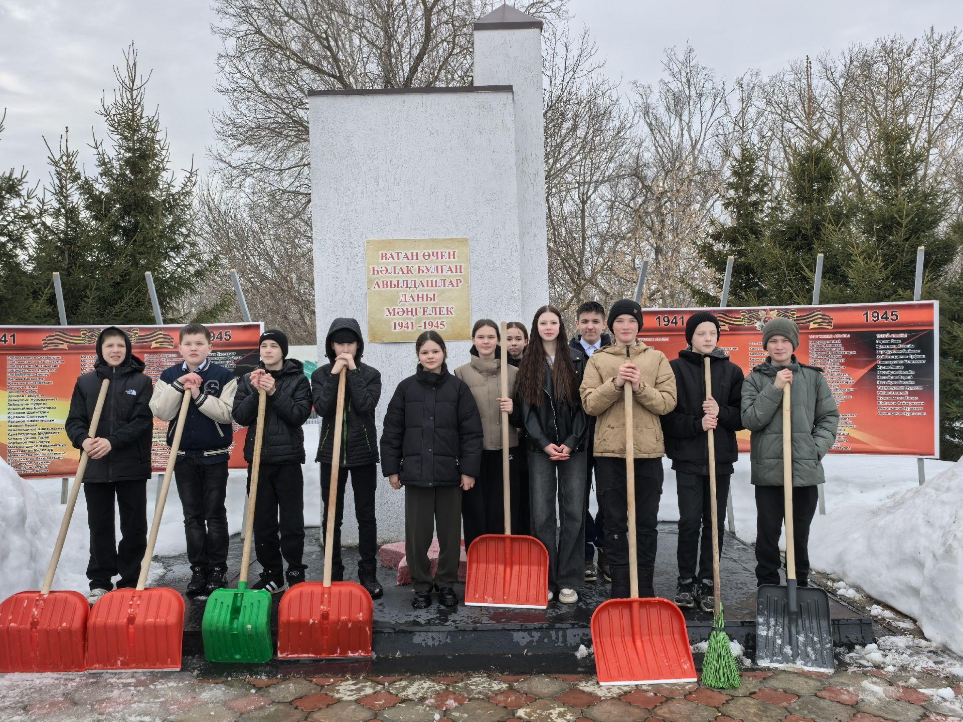 «Эковесна» объединила Менделеевский район: школы и детские сады вышли на субботники