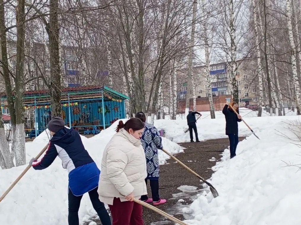 «Эковесна» объединила Менделеевский район: школы и детские сады вышли на субботники