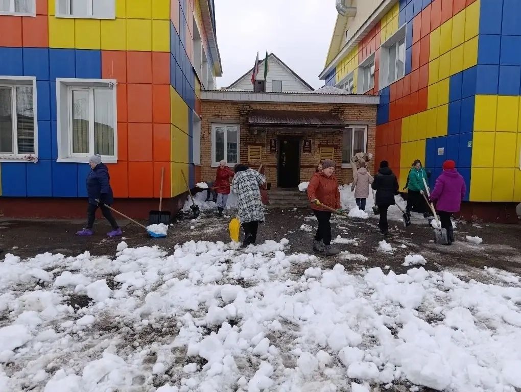 «Эковесна» объединила Менделеевский район: школы и детские сады вышли на субботники