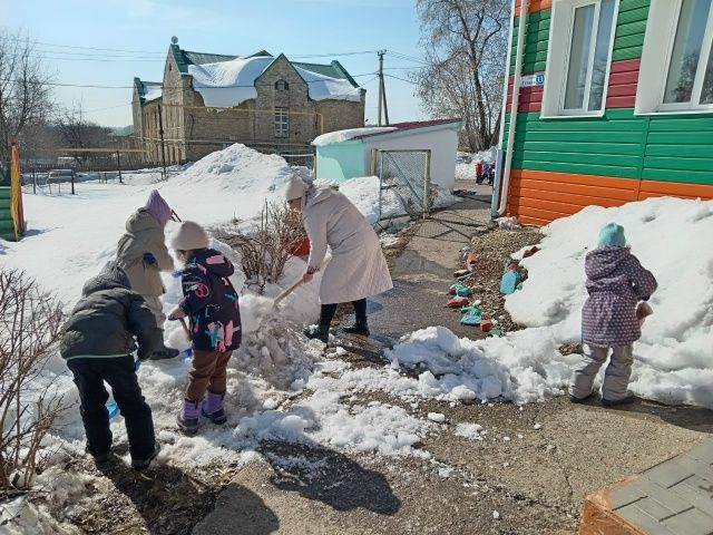 «Эковесна» объединила Менделеевский район: школы и детские сады вышли на субботники
