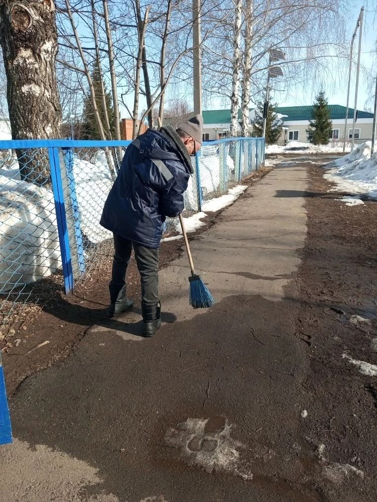 «Эковесна» объединила Менделеевский район: школы и детские сады вышли на субботники