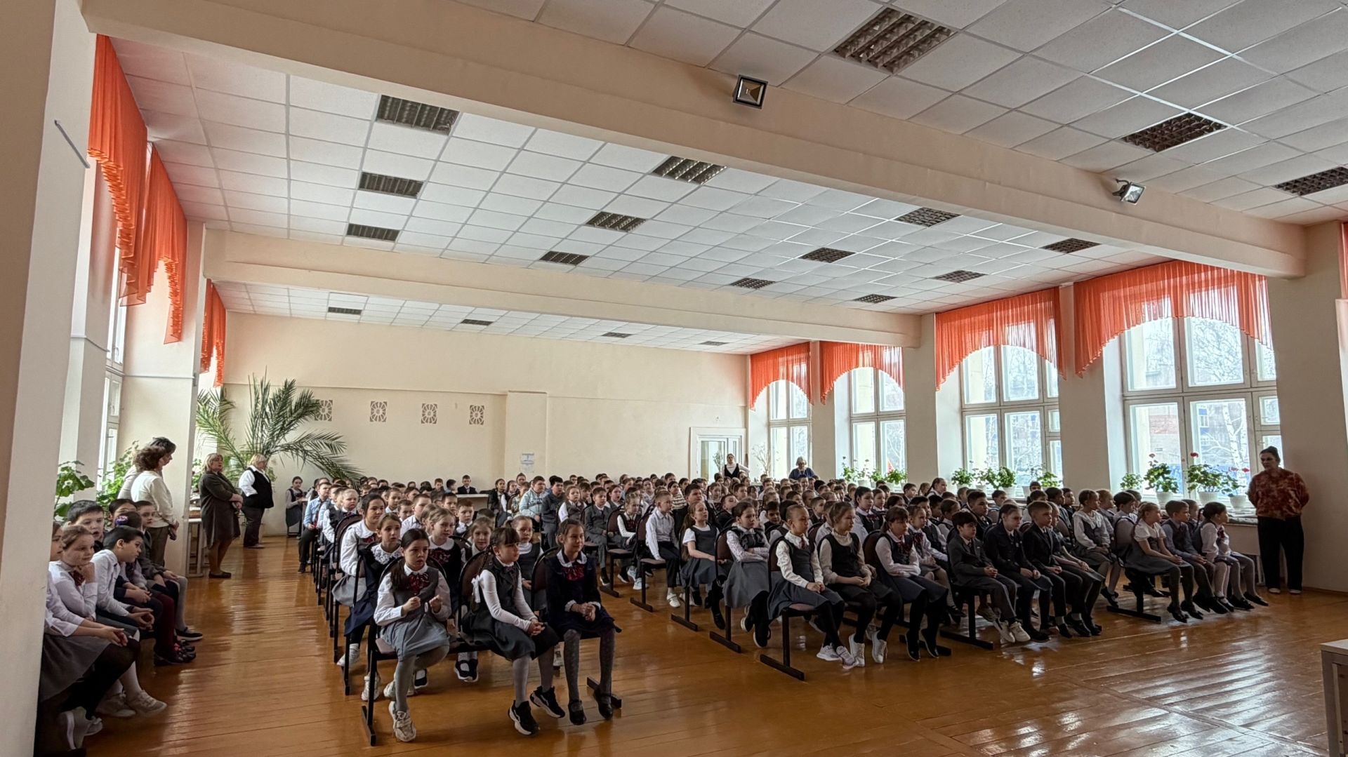 В Менделеевске более 200 учеников школы №1 повторили ПДД перед каникулами