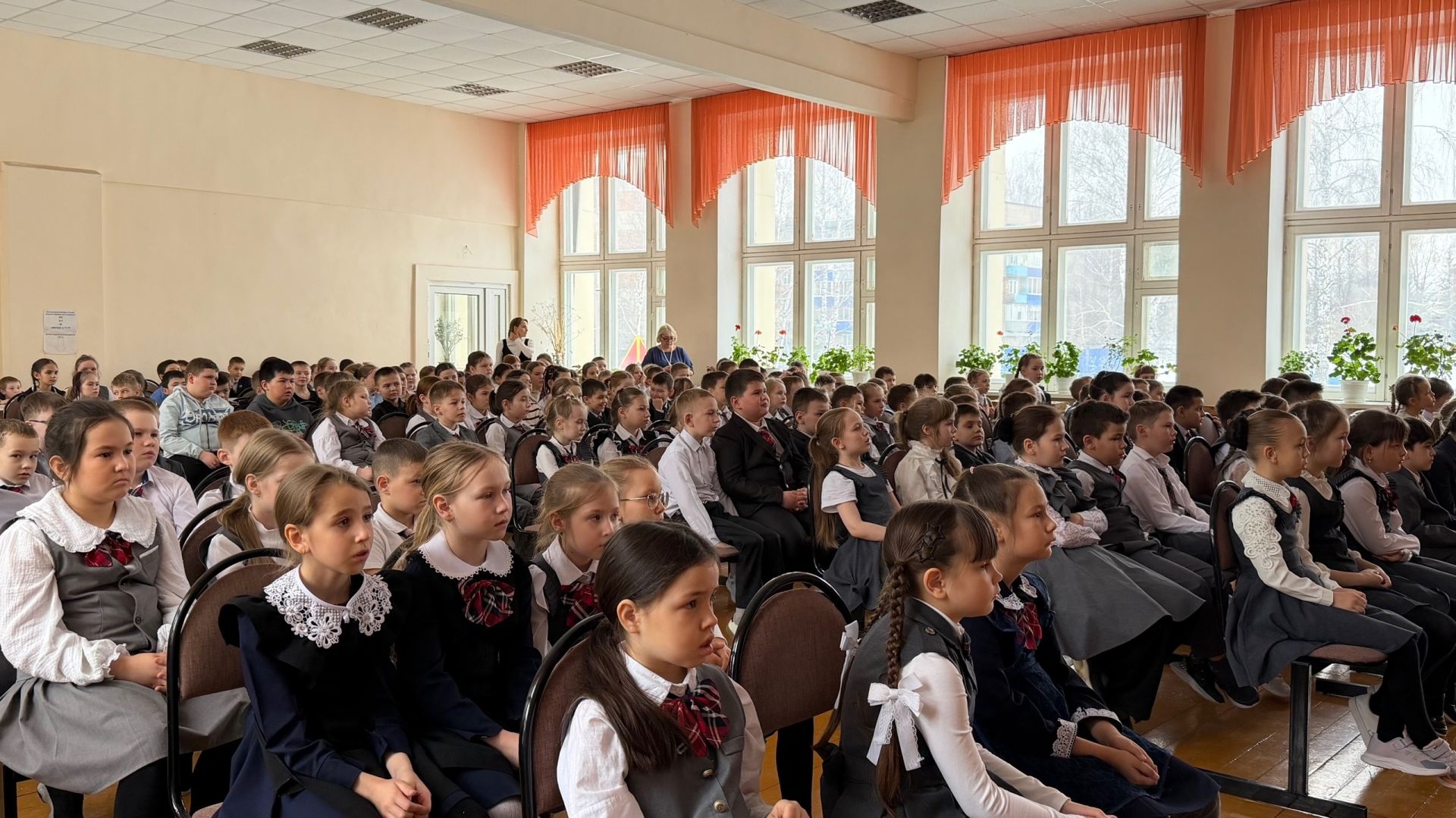 В Менделеевске более 200 учеников школы №1 повторили ПДД перед каникулами