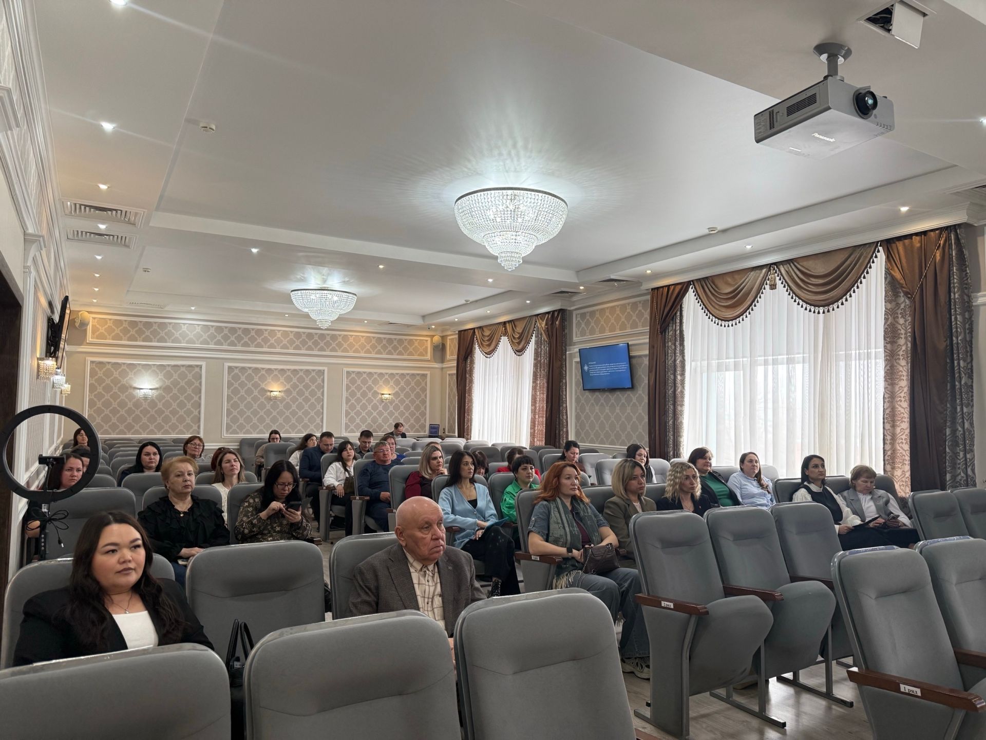 В Менделеевске обсудили развитие «Движения первых» и воспитательную работу с молодёжью
