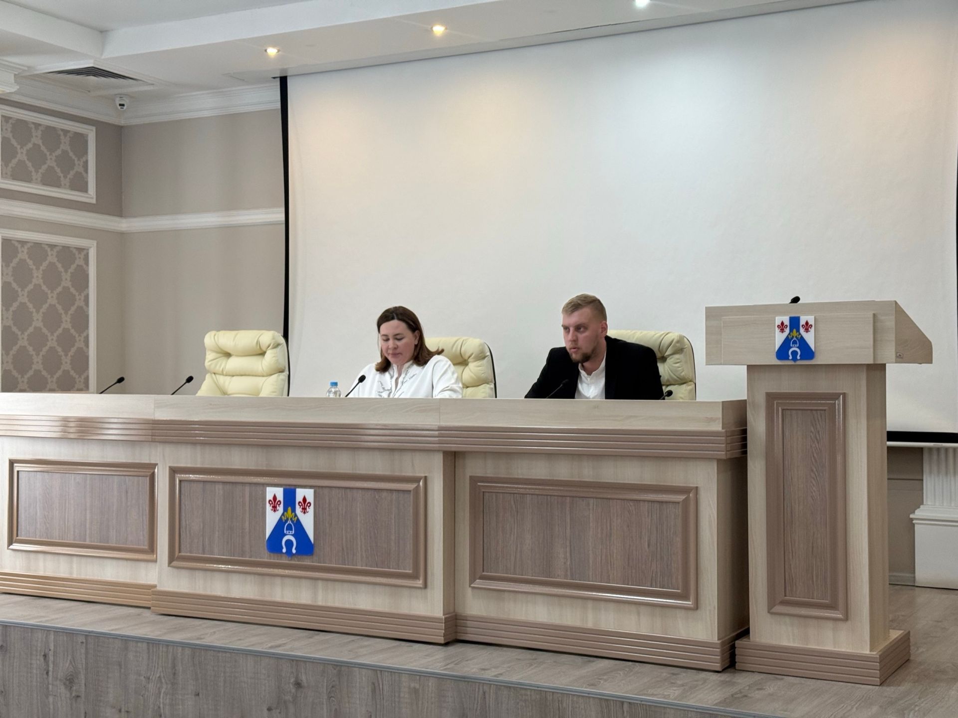 В Менделеевске обсудили развитие «Движения первых» и воспитательную работу с молодёжью