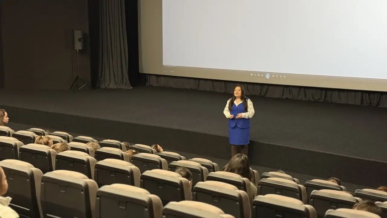 В менделеевском кинотеатре перед мультфильмом для лицеистов провели урок по безопасности дорожного движения