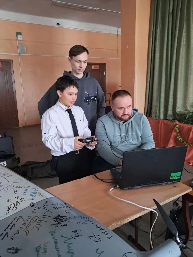 Школьникам Менделеевска показали устройство БПЛА и рассказали о службе в войсках беспилотных систем