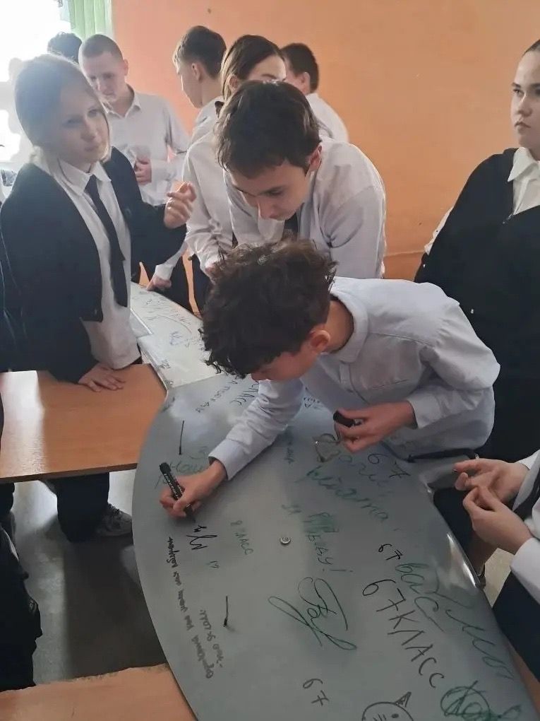 Школьникам Менделеевска показали устройство БПЛА и рассказали о службе в войсках беспилотных систем
