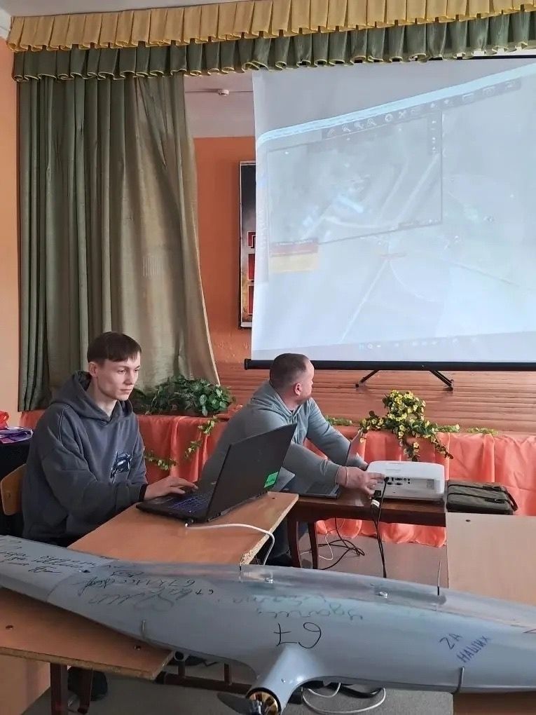 Школьникам Менделеевска показали устройство БПЛА и рассказали о службе в войсках беспилотных систем