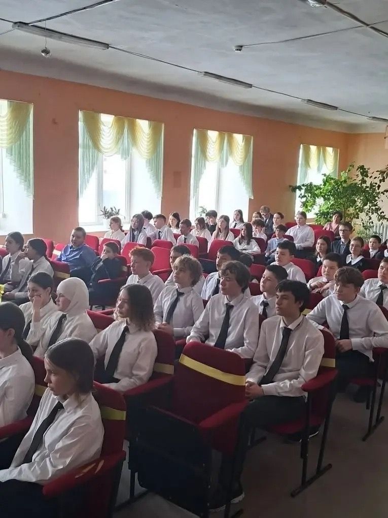 Школьникам Менделеевска показали устройство БПЛА и рассказали о службе в войсках беспилотных систем