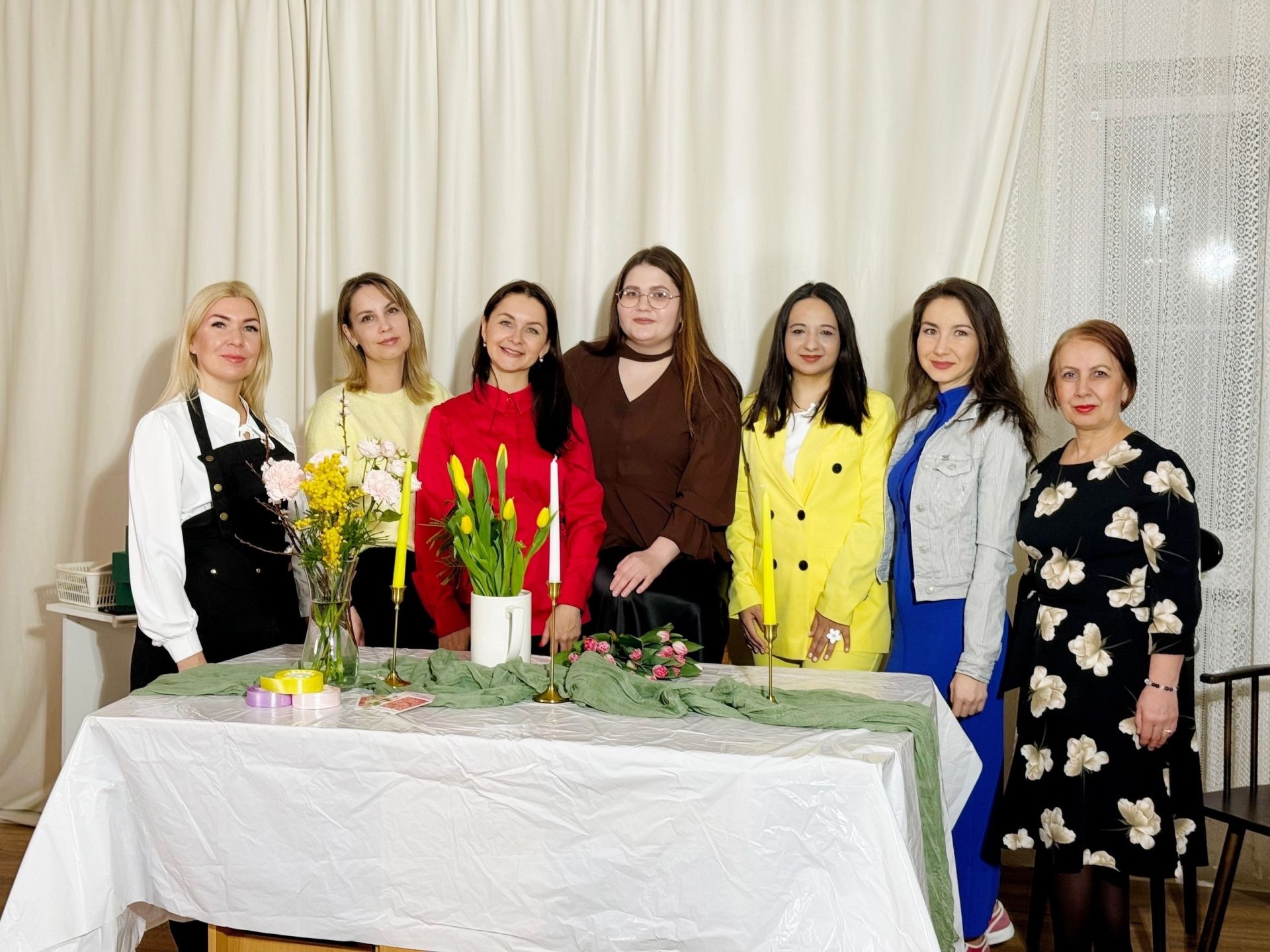 Весеннее настроение в сумочке: сотрудницы «Менделеевских новостей» создали цветочные шедевры к 8 Марта