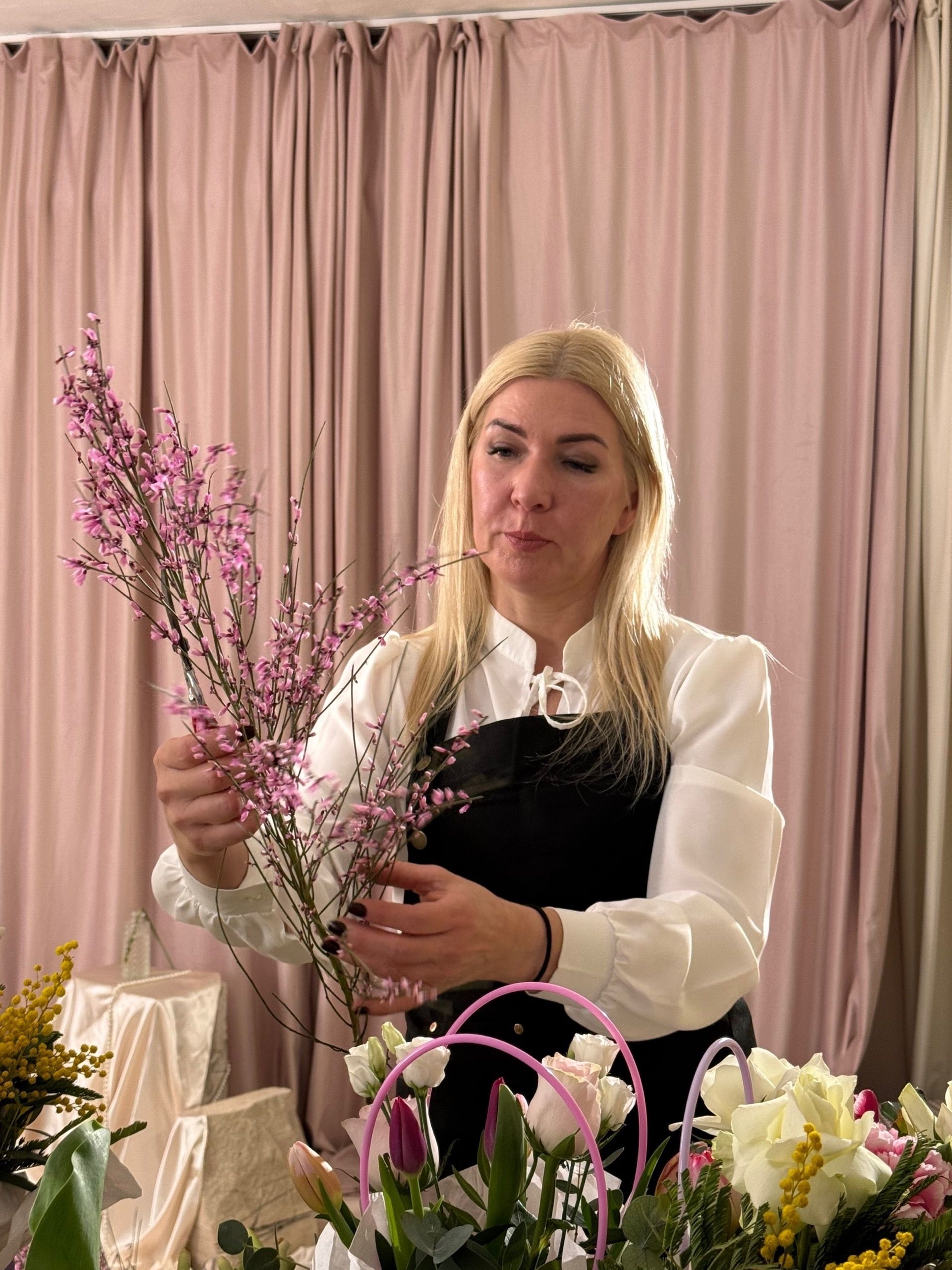 Весеннее настроение в сумочке: сотрудницы «Менделеевских новостей» создали цветочные шедевры к 8 Марта