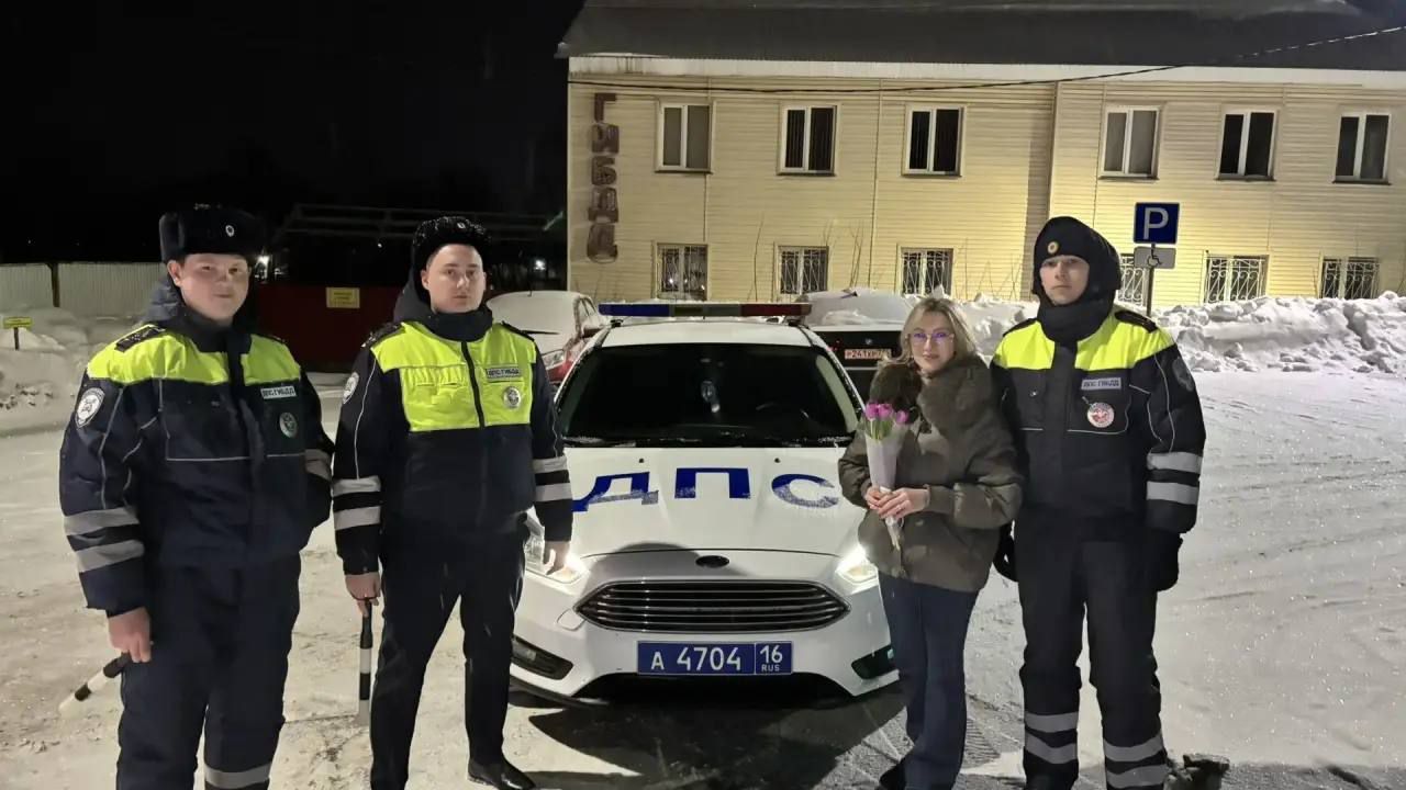 Сотрудники Госавтоинспекции Менделеевска поздравили автоледи с 8 Марта