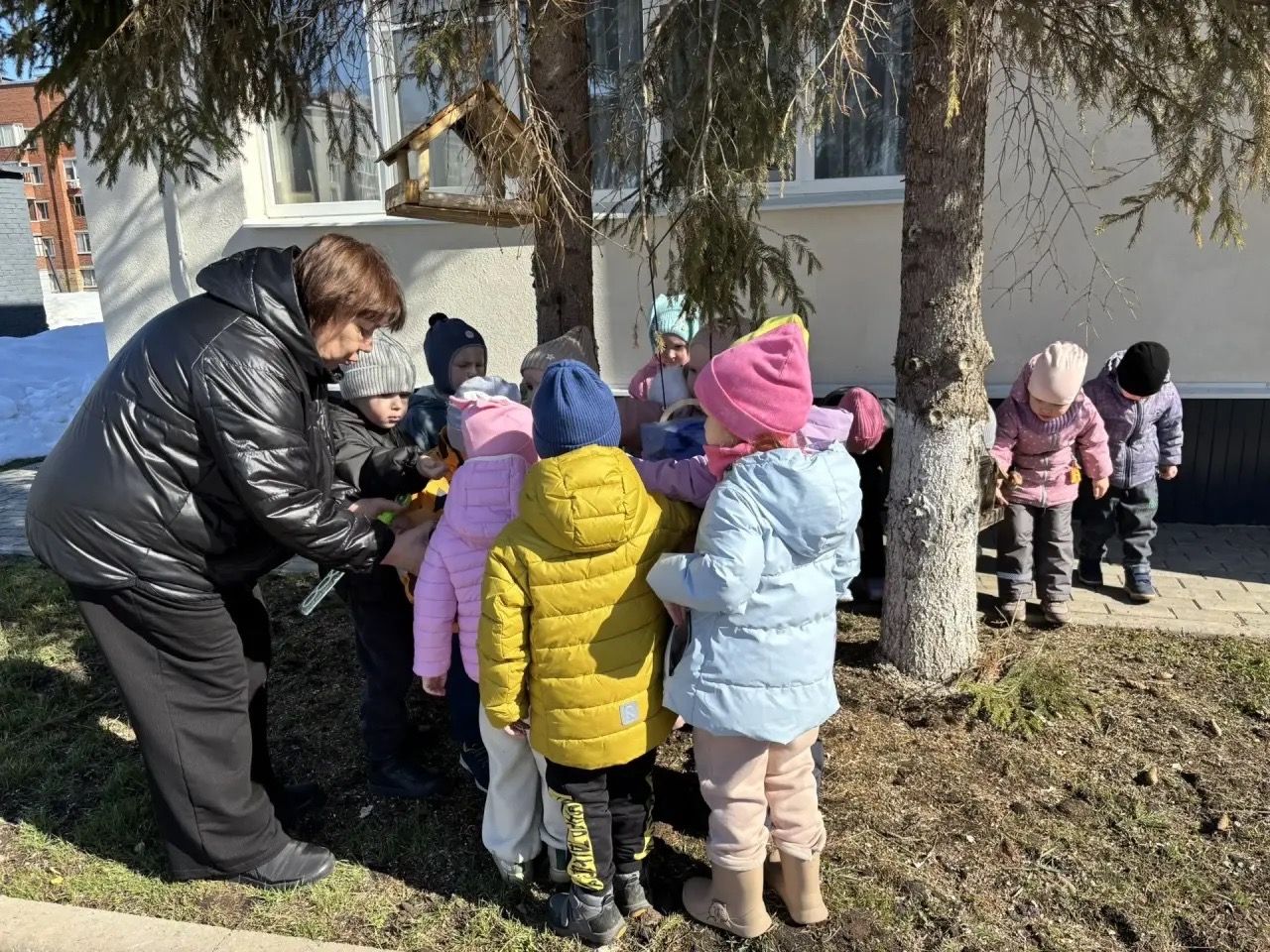 Воспитанники менделеевского детского сада «Маленький гений» встретили День птиц добрыми делами