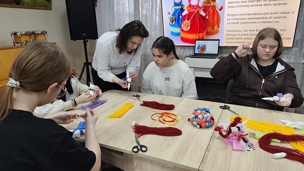 Воспитанники менделеевского приюта «Камские зори» смастерили куклу «На счастье»