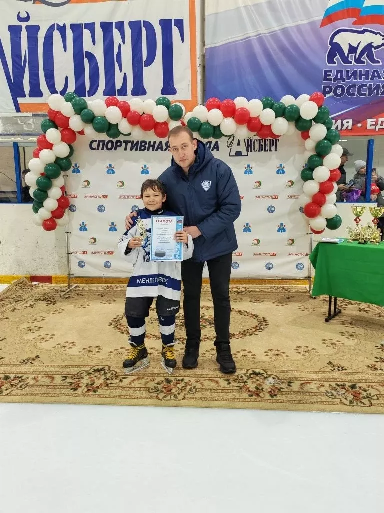 Хоккеисты Менделеевска выиграли домашний турнир к Дню космонавтики