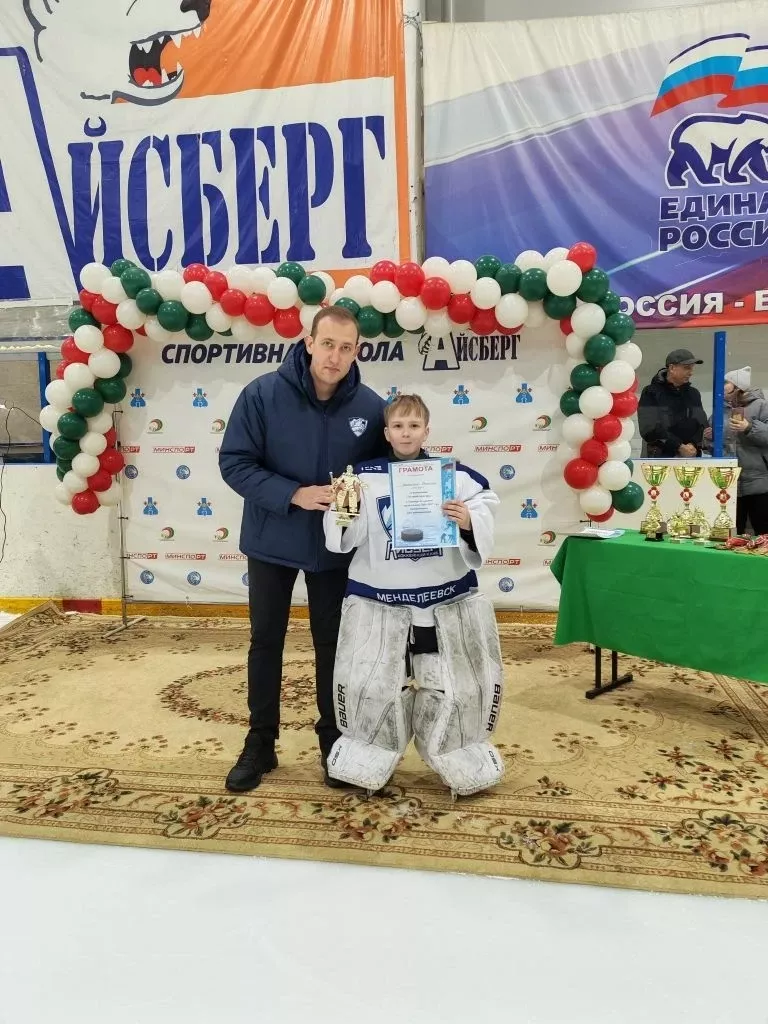 Хоккеисты Менделеевска выиграли домашний турнир к Дню космонавтики