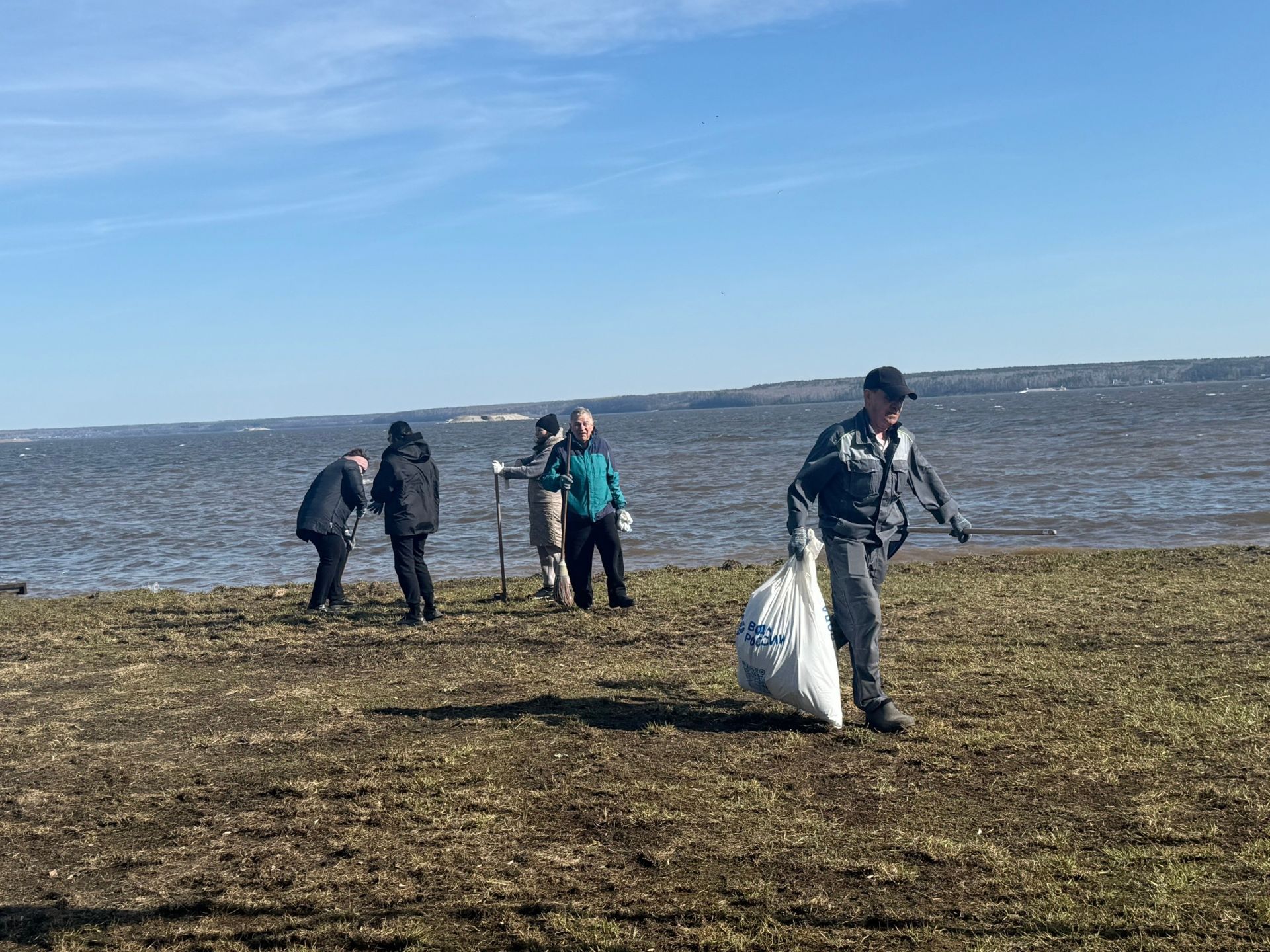 Активисты Менделеевска очистили берега рек в рамках акции «Вода России»