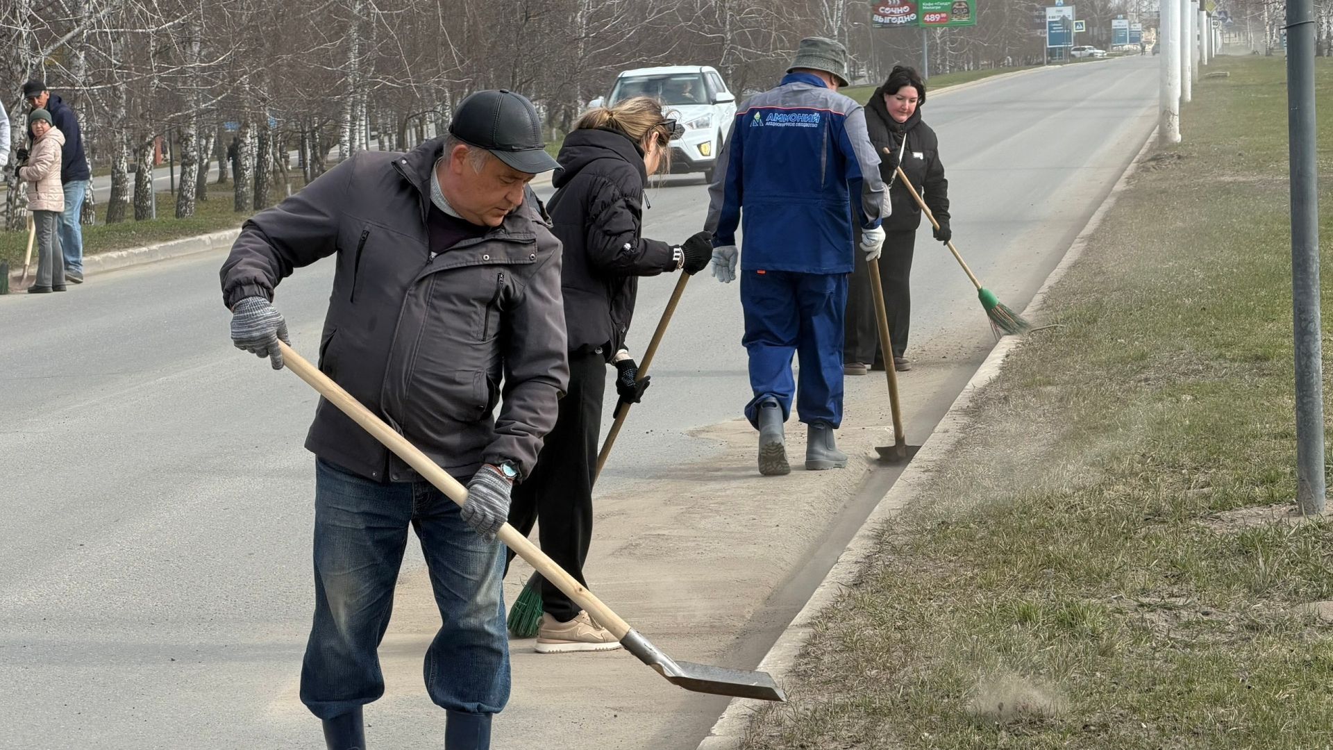 Сотрудники «Аммония» навели чистоту на улицах Менделеевска