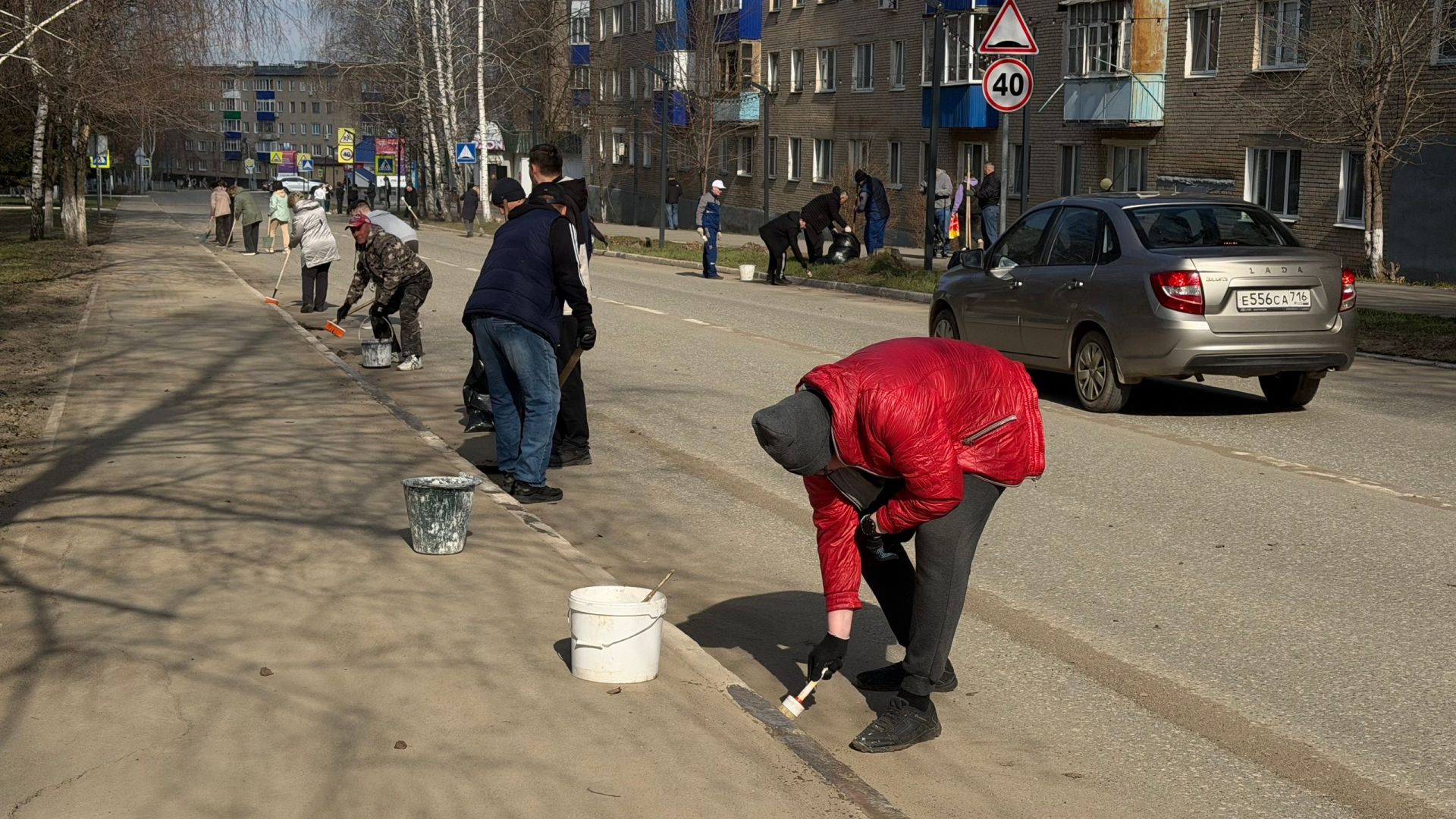 Сотрудники «Аммония» навели чистоту на улицах Менделеевска