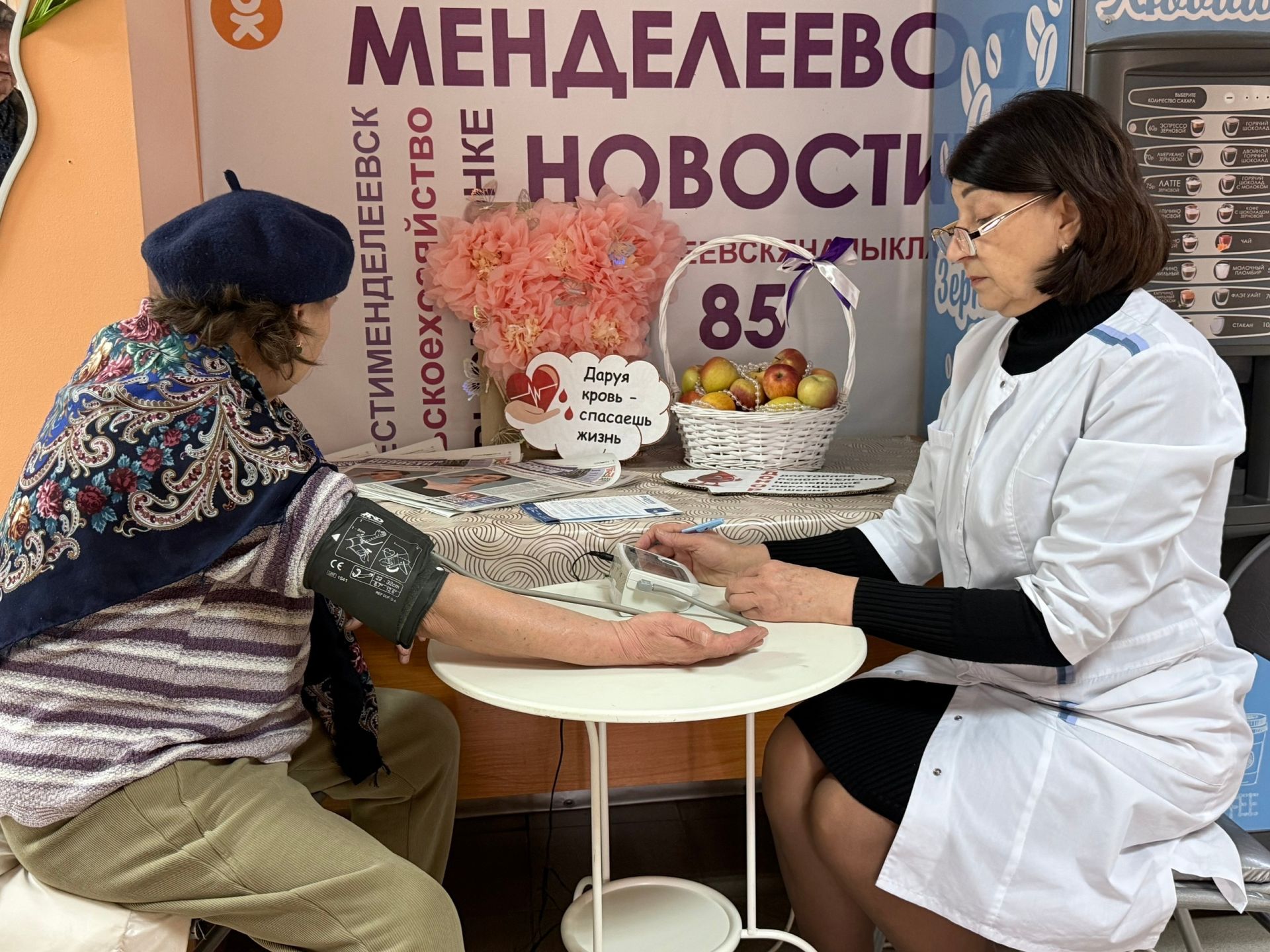 В «Менделеевских новостях» дарили яблоки за улыбку и заботу о здоровье