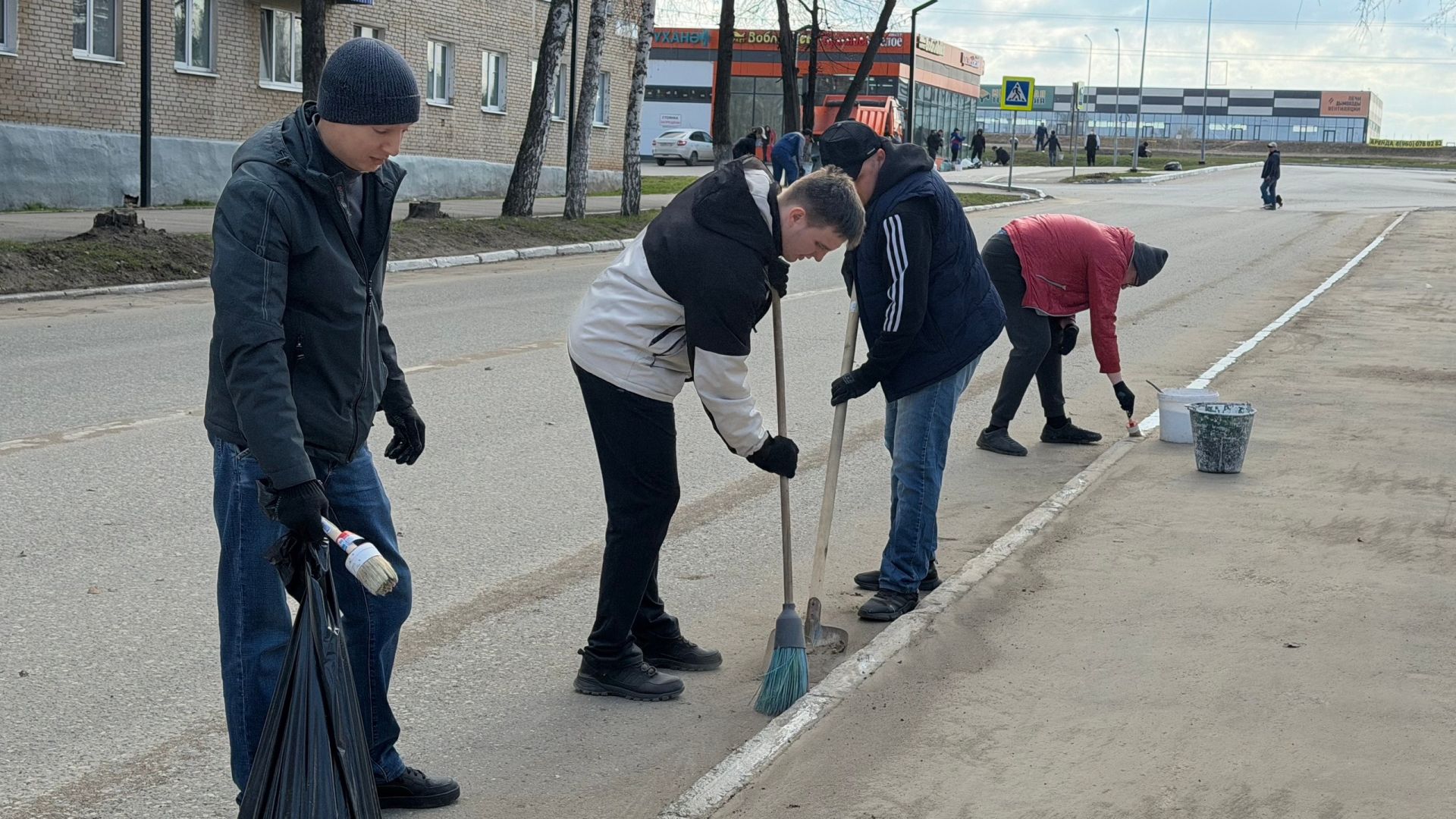 Сотрудники «Аммония» навели чистоту на улицах Менделеевска
