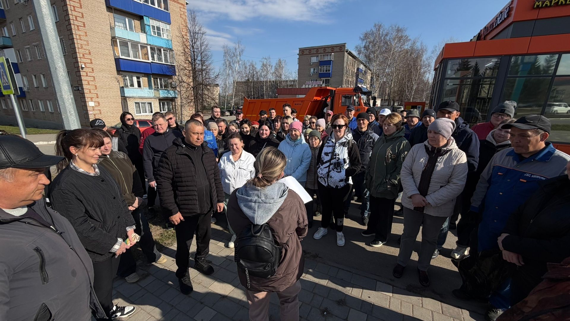 Сотрудники «Аммония» навели чистоту на улицах Менделеевска