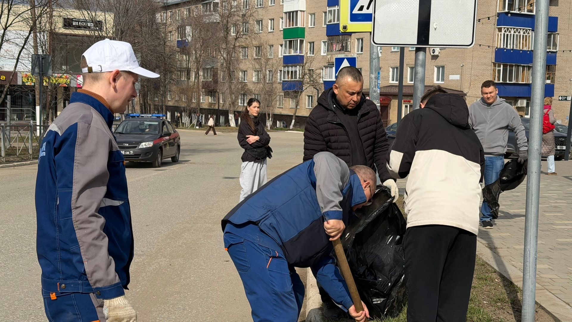 Сотрудники «Аммония» навели чистоту на улицах Менделеевска