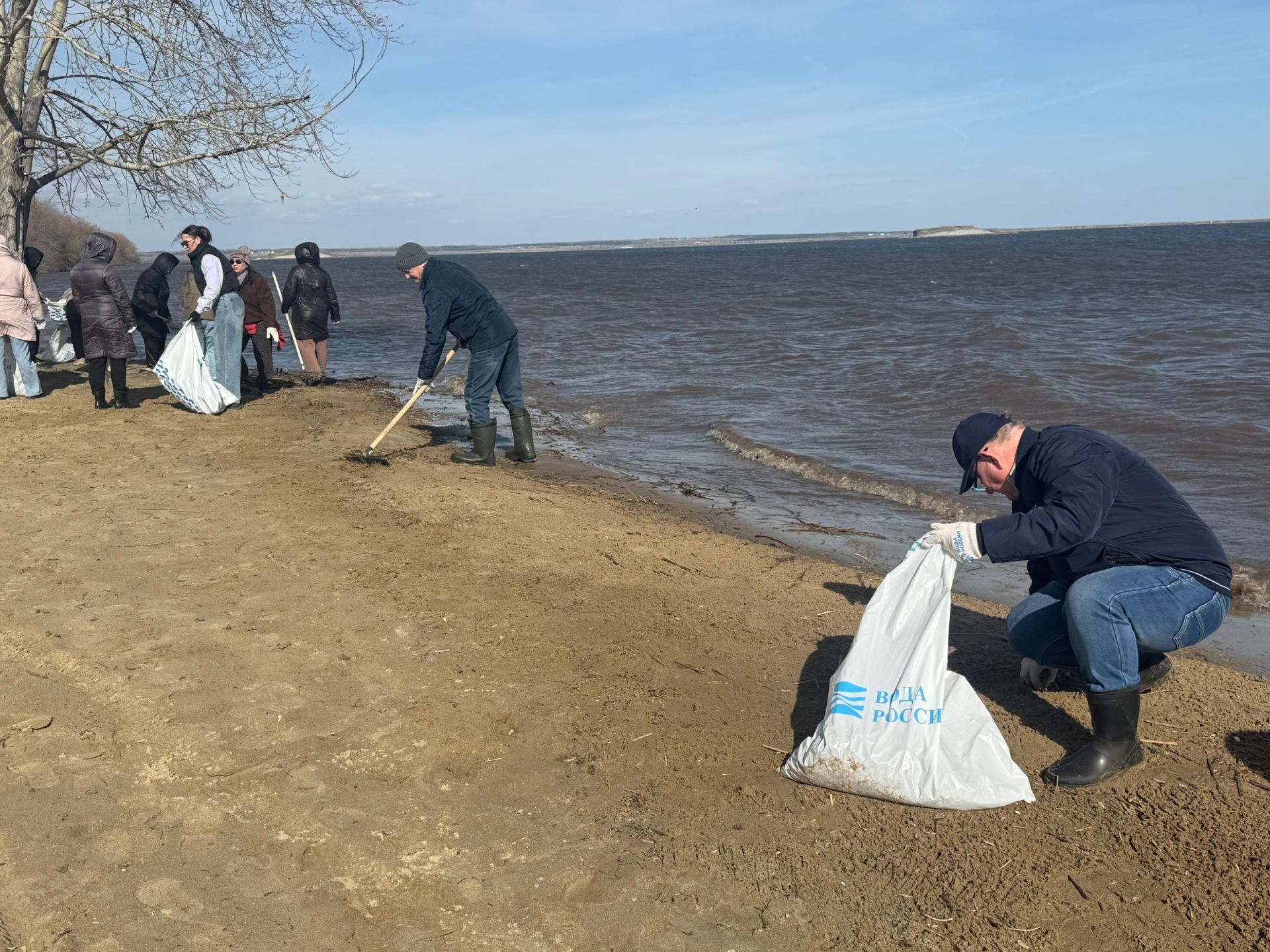 Активисты Менделеевска очистили берега рек в рамках акции «Вода России»