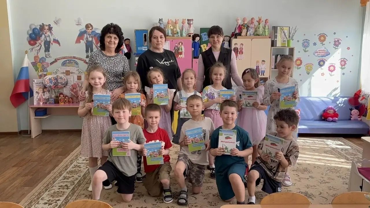 Детсадам Менделеевска вручили новые пособия для изучения татарского языка