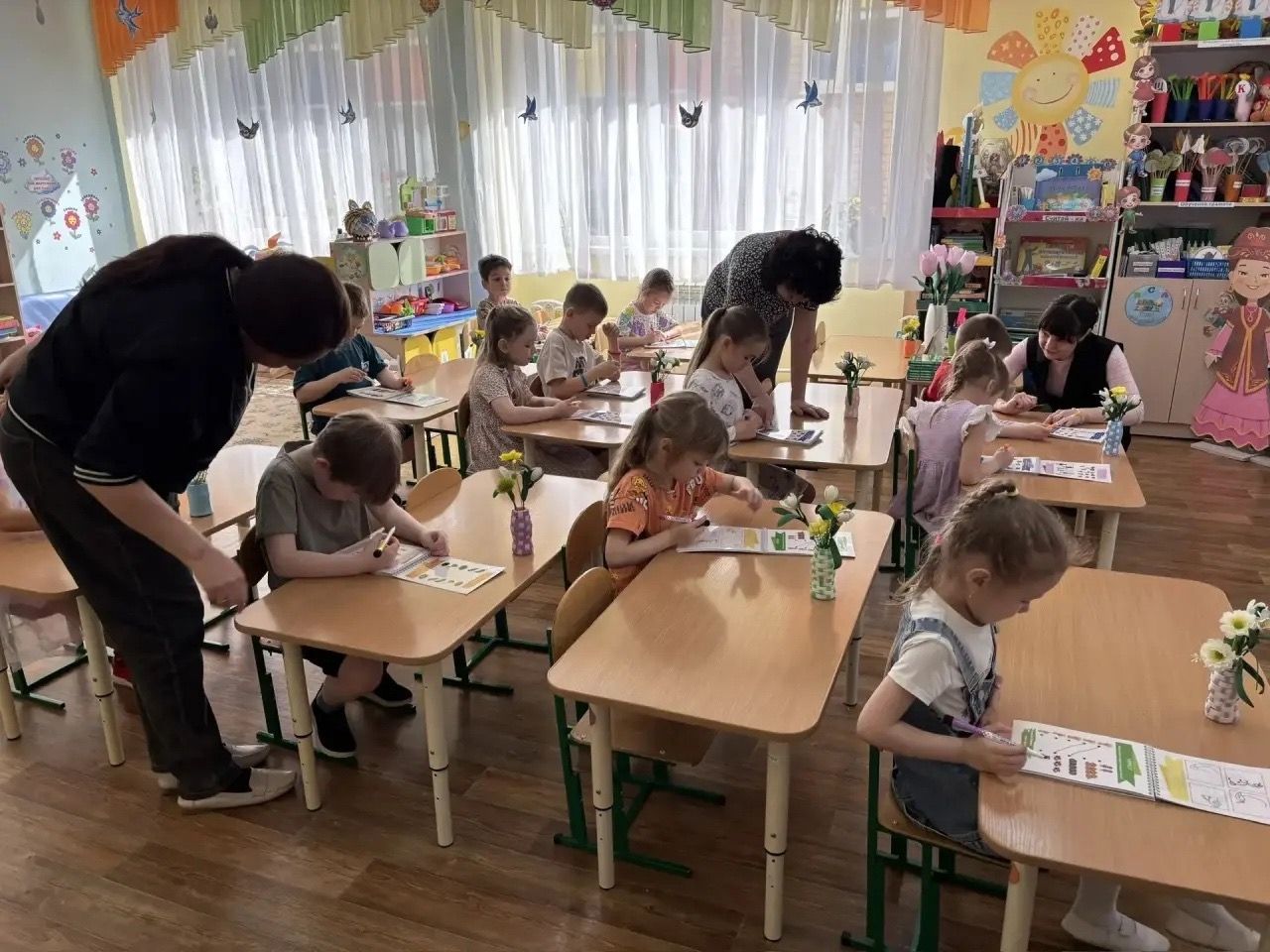 Детсадам Менделеевска вручили новые пособия для изучения татарского языка