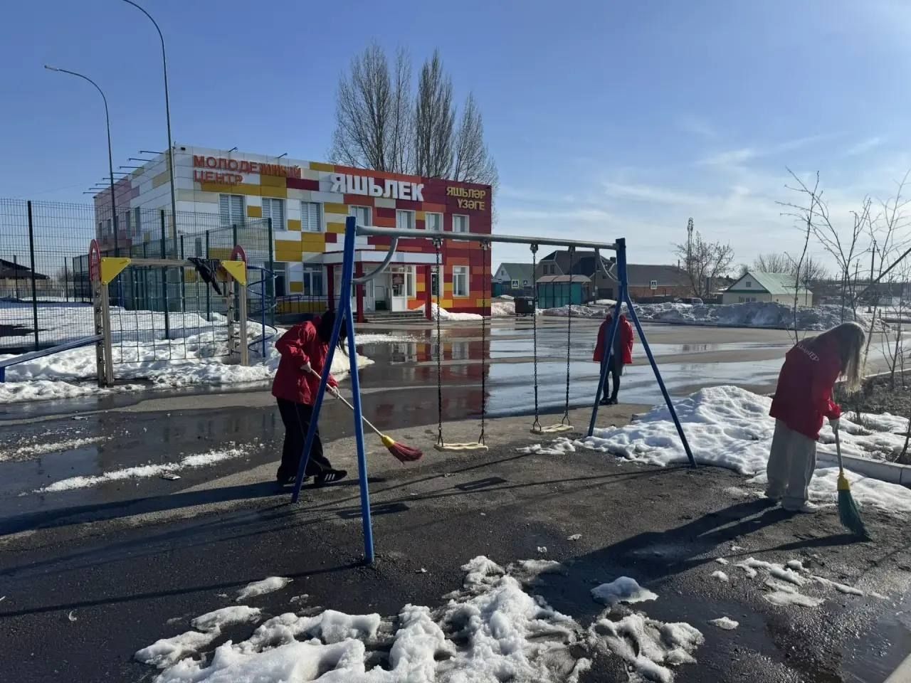 В Менделеевске стартовали первые субботники в рамках экологического двухмесячника